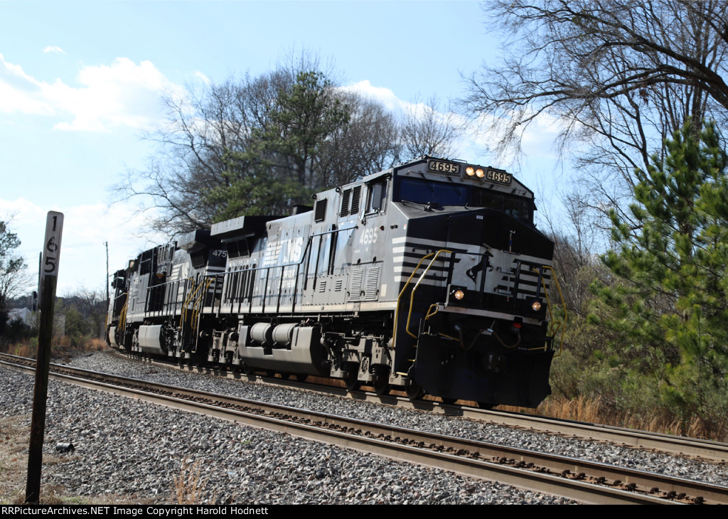 NS 4695 leads train 350 northbound